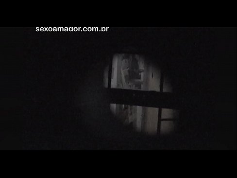 ❤️ Blondie filmohet fshehurazi nga një soditës i lagjes i fshehur pas tullave të zbrazëta ❤ Video seksi në pornografi sq.bestsexporno.ru ️❤