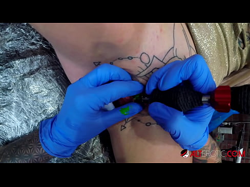 ❤️ E dashura jashtëzakonisht e bërë me tatuazhe, Sully Savage, bëri një tatuazh në klitorisin e saj ❤ Video seksi në pornografi sq.bestsexporno.ru ️❤